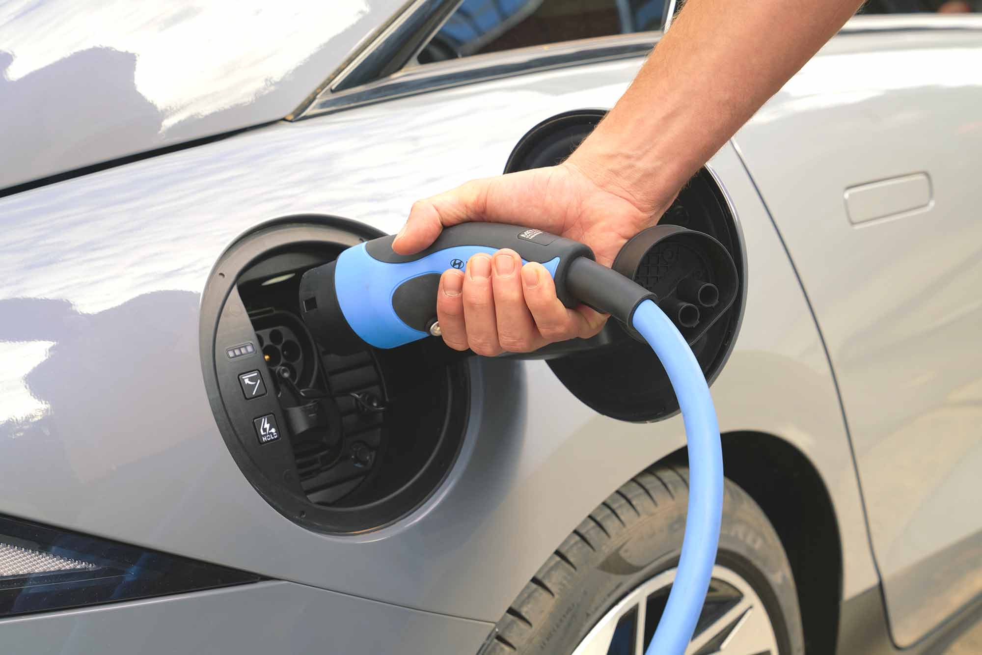 Plenitude, énergie, électricité, comment se recharge une voiture hybride